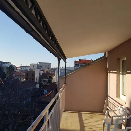 Apartman Rajiceva 5- Sa Prostranom Terasom I Garaznim Mestom Kragujevac