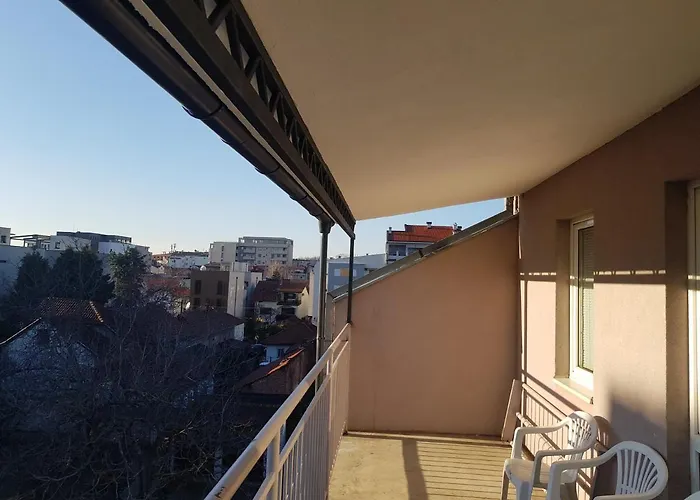 Daire Rajiceva 5- Sa Prostranom Terasom I Garaznim Mestom Kragujevac