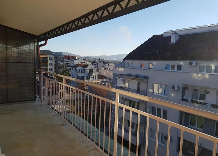 Rajiceva 5- Sa Prostranom Terasom I Garaznim Mestom